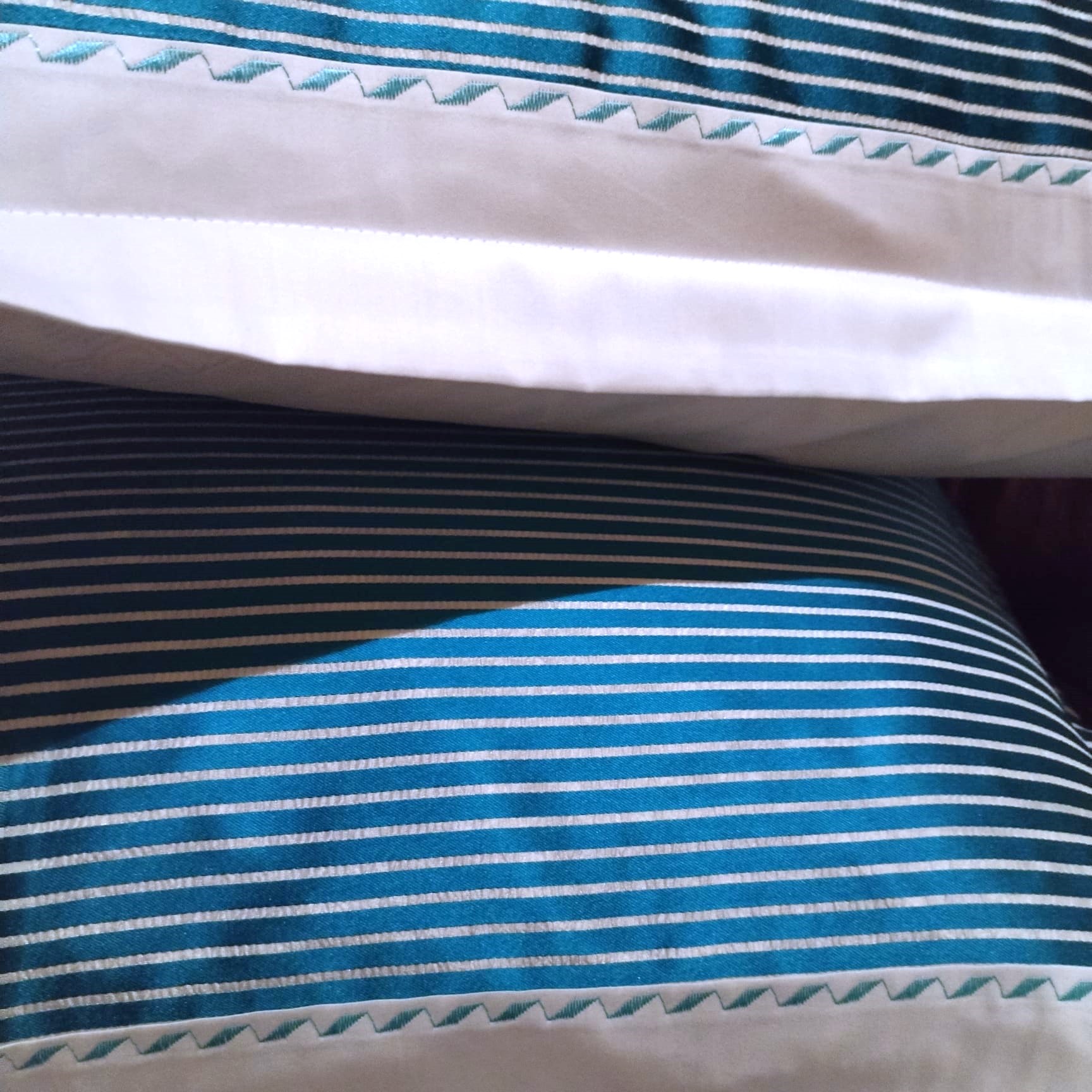 Set 2 x Fata de perna cu matase naturala, Casa Bucuriei, model Simple Lines, turcoaz/alb, 40 cm x 60 cm