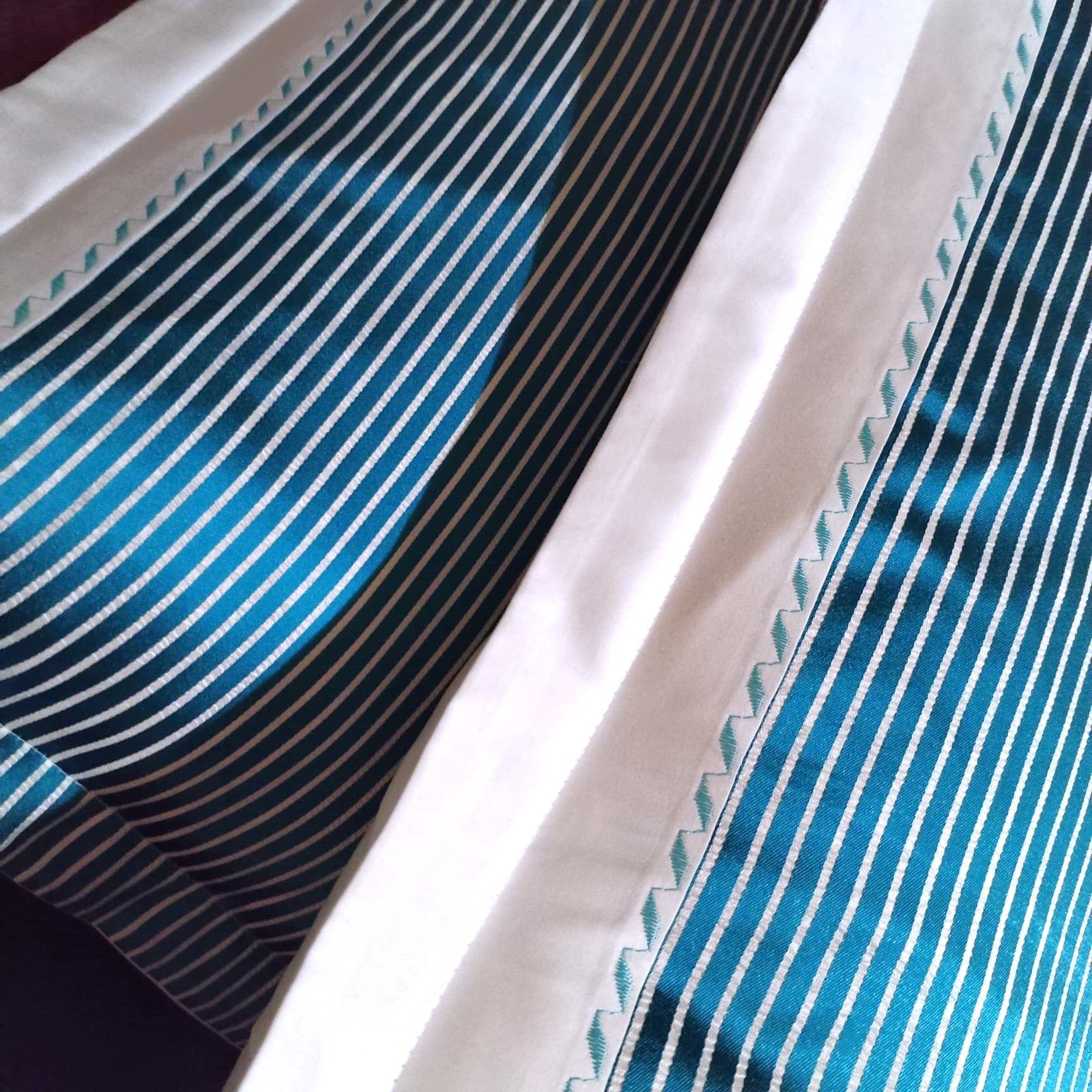 Set 2 x Fata de perna cu matase naturala, Casa Bucuriei, model Simple Lines, turcoaz/alb, 40 cm x 60 cm - imagine 5