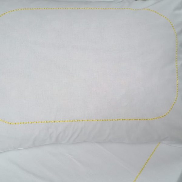 Husa perna Casa Bucuriei, model Clasic Joy, alb/galben, bumbac 100%, 70 cm/70 cm