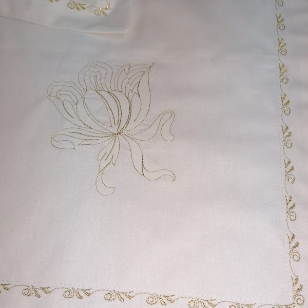 Set Lenjerie pat brodata 180 cm x 240 cm, Casa Bucuriei, model Luxury, 2 piese, alb/auriu, bumbac natural 100%