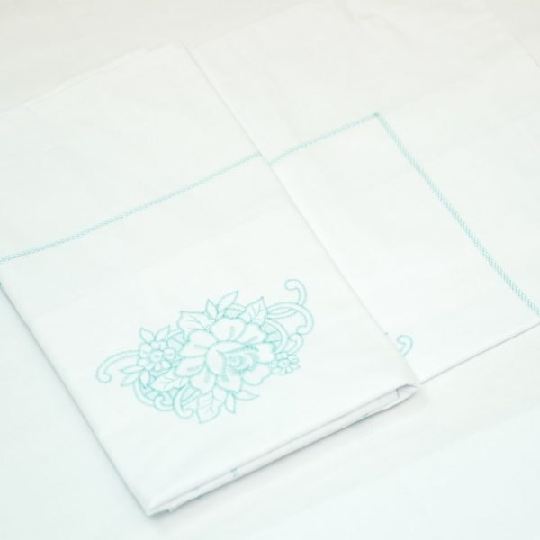 Husa pilota Casa Bucuriei, model Lebada, culoare alb/albastru turcoaz, bumbac 100%, brodata, 240 cm x 220 cm