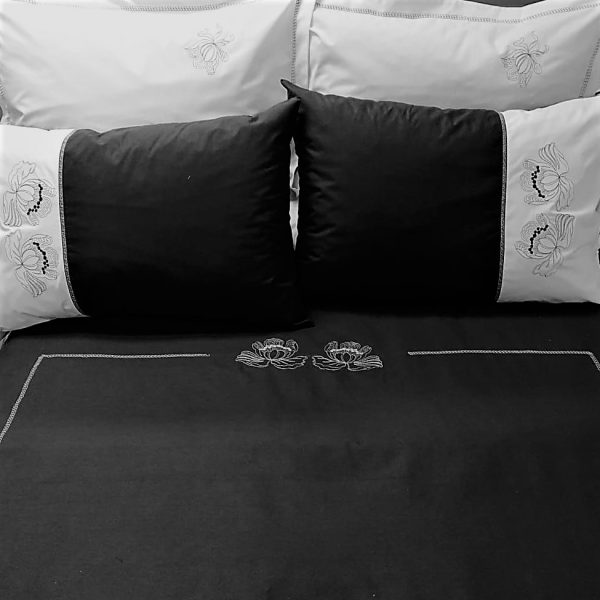 Set Husa pilota brodata, 180 x 220 cm, Casa Bucuriei, model Iris, 3 piese, negru/alb, bumbac organic lux 100%