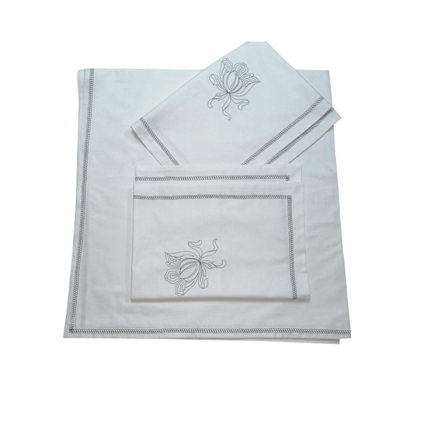 Set lenjerie pat 260 x 280 cm, Casa Bucuriei, model Clasic Iris, 3 piese, alb/bleumarin, bumbac natural 100%, broderie