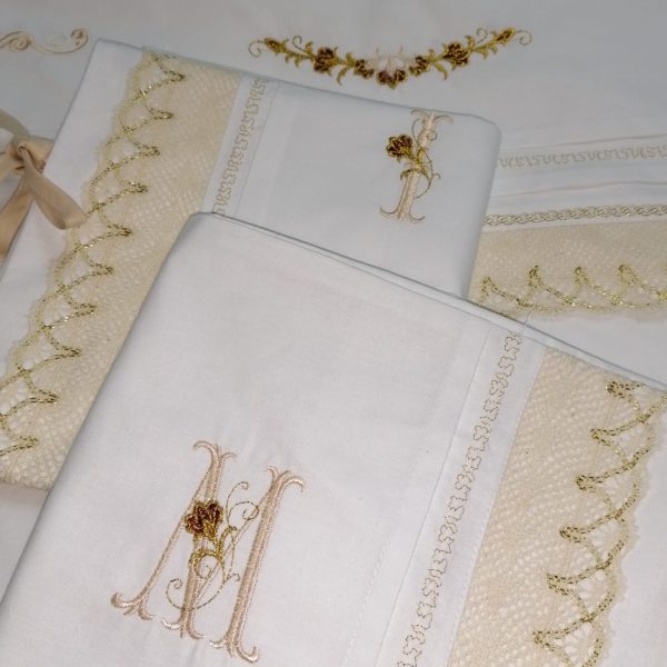 Set lenjerie pat brodata 240 x 260 cm, Casa Bucuriei, model Dulcis, 6 piese, alb/auriu, bumbac ranforce 100%, pilota 200 x 220 cm