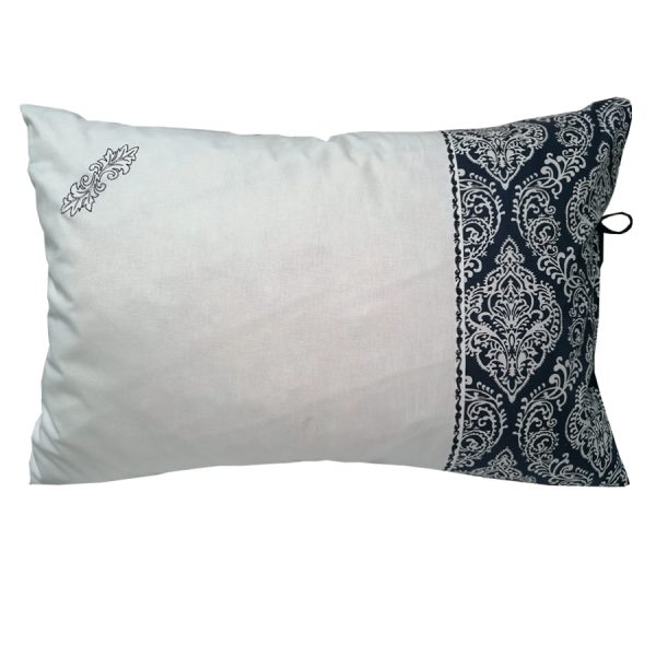 Husa perna, Casa Bucuriei, model Baroc, culoare alb/bleumarin, bumbac 100%, 40 cm x 60 cm