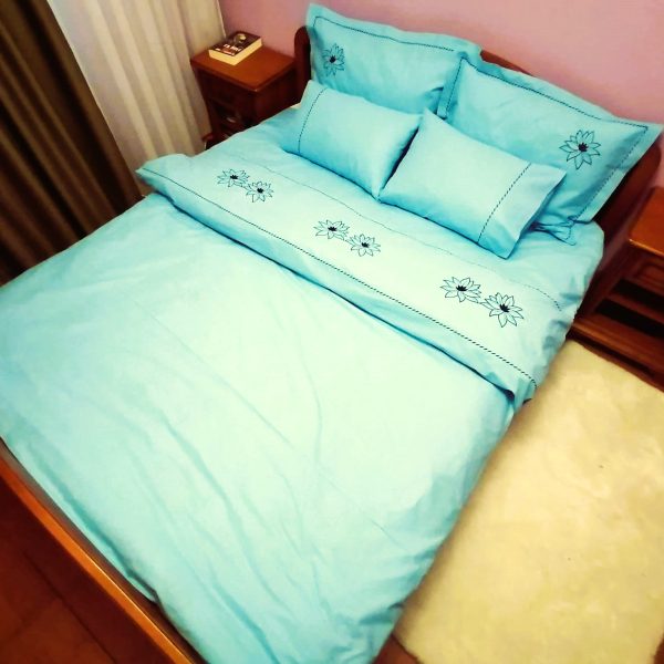 Set Husa pilota brodata 160 x 220 cm si 2 fete de perna, Casa Bucuriei, model Watter Lilly, 3 piese, albastru turcoaz, bumbac organic lux 100%