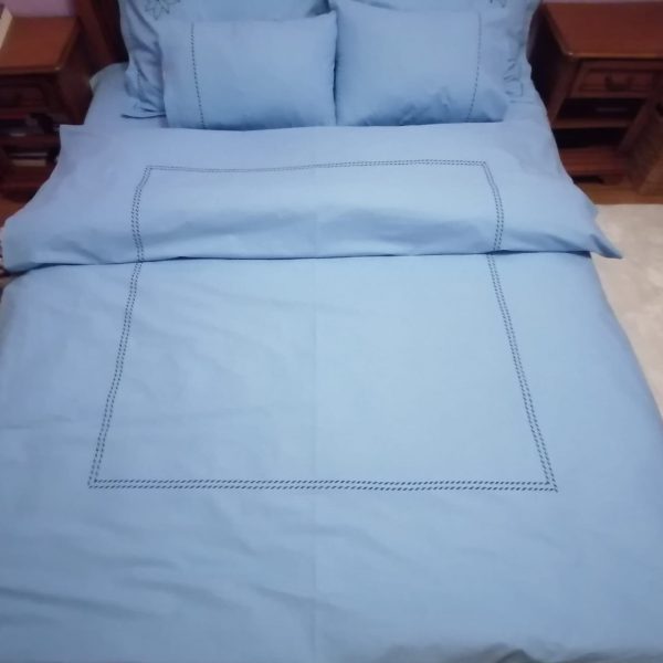 Set Husa pilota brodata 220 x 240 cm si 2 fete de perna, Casa Bucuriei, model Simple Lines, albastru, bumbac 100%