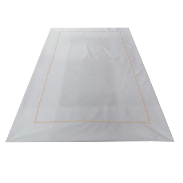 Cearsaf cu elastic pentru pat o persoana 90 x 200 x 30 cm, Casa Bucuriei, model albinute, alb/bej auriu, bumbac 100%, 150 cm x 260 cm, chenar brodat