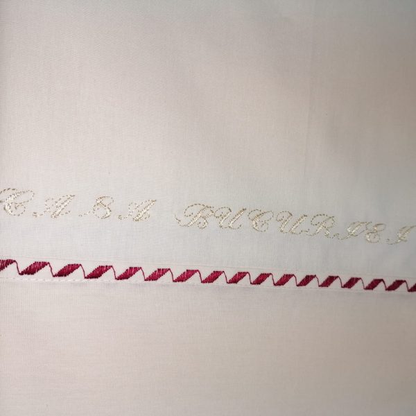 Cearsaf pat dublu 260 x 240 cm, Casa Bucuriei, model Elegance, ivory cu bordo, bumbac natural 100%, bordura decorativa