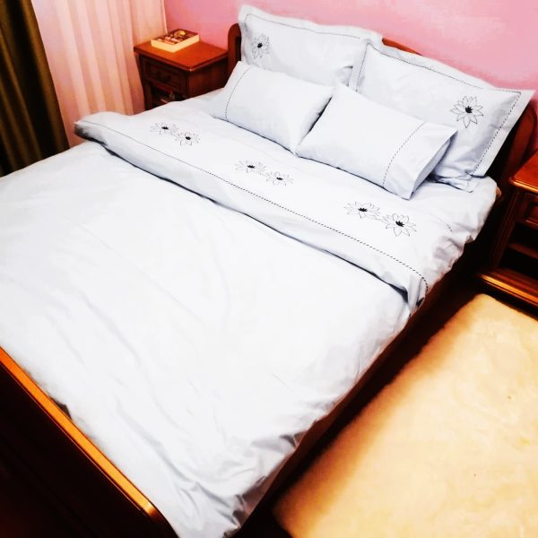 Set Husa pilota brodata 260 x 280 cm si 2 fete de perna, Casa Bucuriei, model Watter Lilly, 3 piese, alb, bumbac organic lux 100%