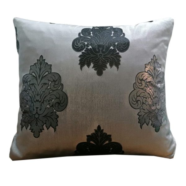 Fata Perna decorativa 55 x 55 cm, Casa Bucuriei, model Baroc, argintiu/negru