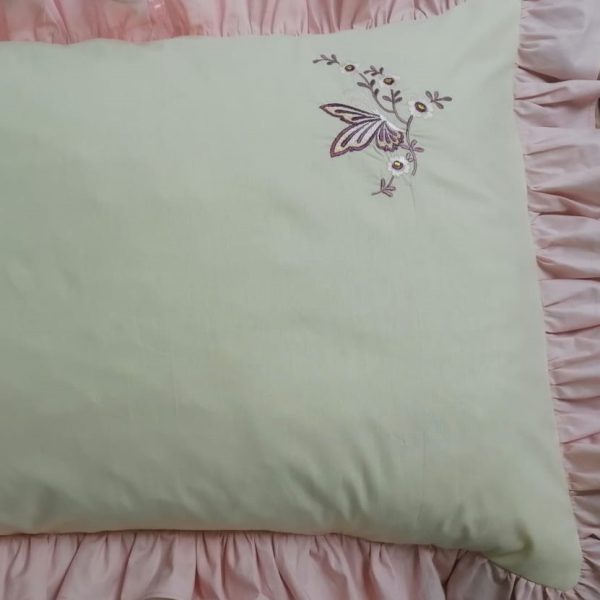 Set Husa pilota brodata 220 x 240 cm si 2 fete de perna, Casa Bucuriei, model Alesia, crem/roz prafuit, bumbac 100%