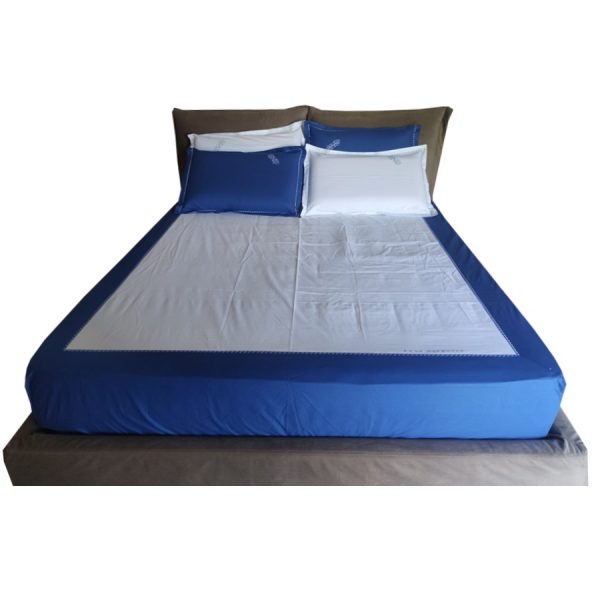 Cearsaf cu elastic pentru saltea 200 x 200 cm, Casa Bucuriei, model Elegance, alb/albastru, bumbac natural 100%, chenar decorativ