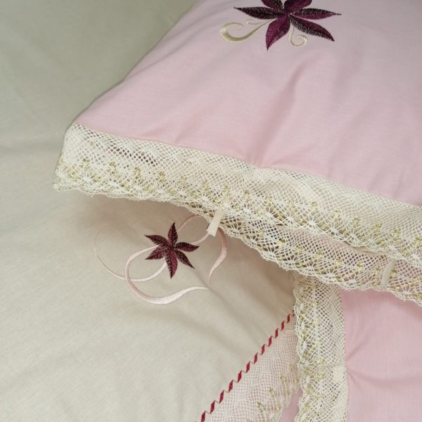 Cearsaf pilota brodat in stil italian 170 x 260 cm, Casa Bucuriei, model Dulcis, roz mineral/cream, bumbac ranforce 100%