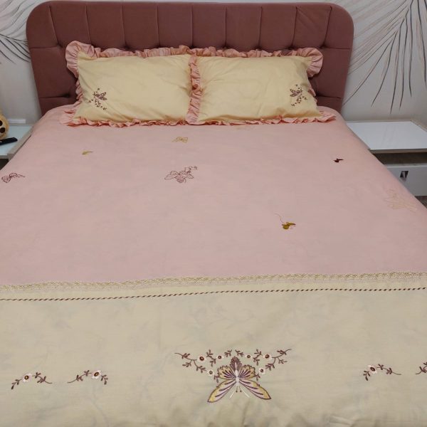 Set Husa pilota brodata 200 x 220 cm si 2 fete de perna, Casa Bucuriei, model Alesia, crem/roz prafuit, bumbac 100%