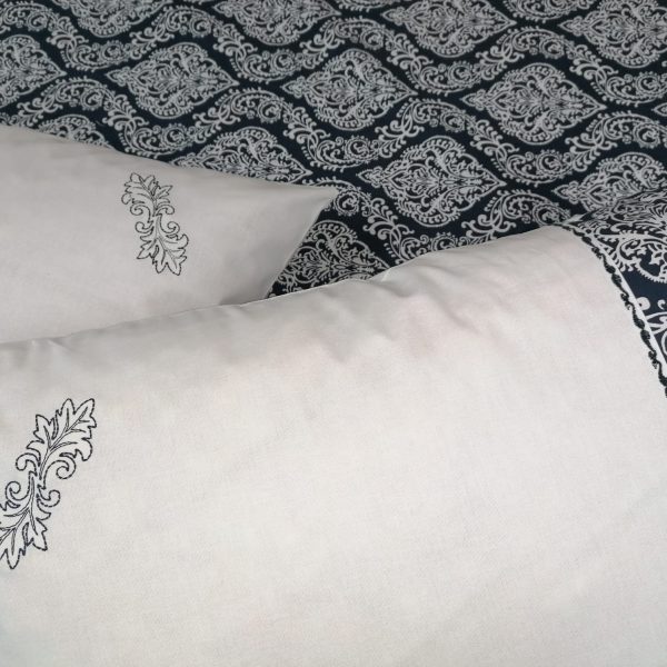 Set Lenjerie pat Casa Bucuriei, gama Baroc, 4 piese, alb/bleumarin, bumbac 100%, marime husa pilota 210 x 230, cearsaf pat 270 x 290