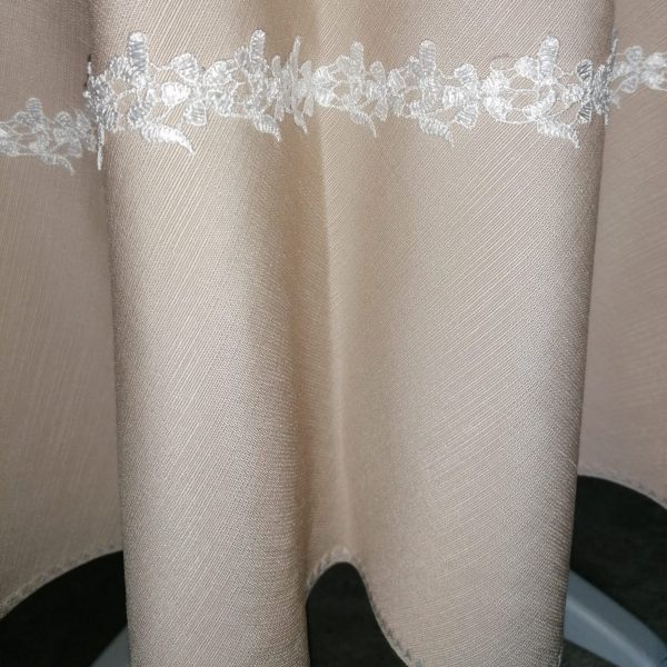 Fata de masa rotunda 180 diametrul, Casa Bucuriei, model Romance, bej/alb