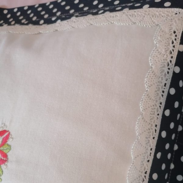 Fata perna 45 x 45 cm, Casa Bucuriei, model Rustic, alb/bleumarin, bumbac natural 100%, brodata