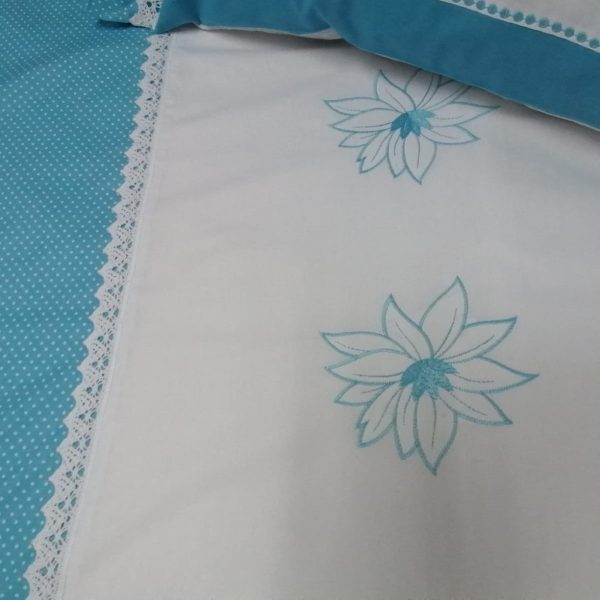 Husa pilota Casa Bucuriei, model Nuferi, culoare alb/albastru, bumbac 100%, brodata, 180 cm x 220 cm