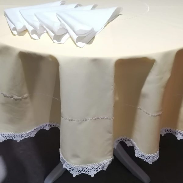 Set Fata de masa rotunda 160 cm si 4 servetele brodate, Casa Bucuriei, model Romantic, galben/alb