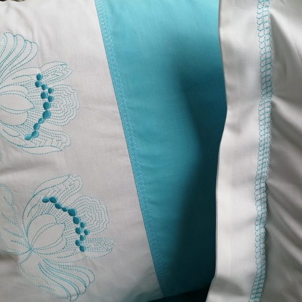 Fata perna Iris, broderie, alb/albastru turcoaz, bumbac satinat, 50/70cm