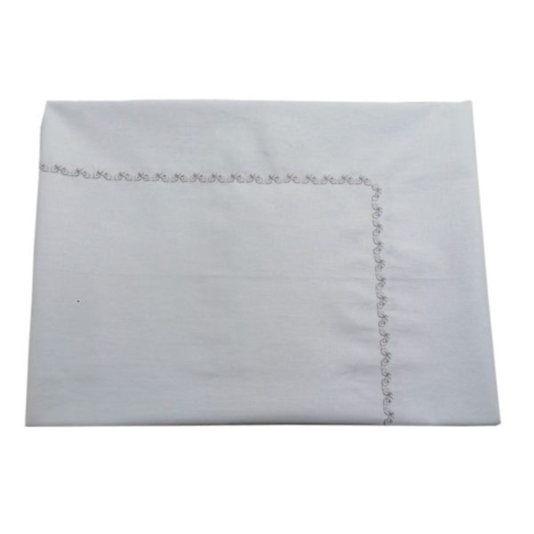 Cearsaf cu elastic pentru pat copii 60 x 120 x 12 cm, Casa Bucuriei, model biciclete, gri deschis pastel, bumbac 100%, 100 cm x 160 cm, chenar brodat