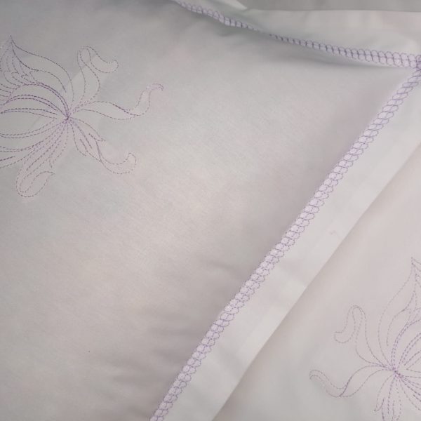 Set 2 huse perna brodate 40 x 60 cm, Casa Bucuriei, model Clasic Iris, alb/mov, bumbac natural100%