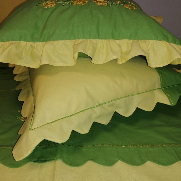 Set Lenjerie pat superking Casa Bucuriei, model Spring time, 7 piese, culoare verde/galben, bumbac 100%, marime husa pilota 240 x 260 cm si cearsaf pat 280 x 300 cm