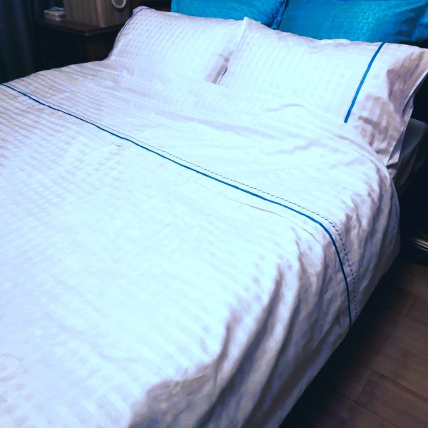 Set Husa pilota 220 x 240 cm si 2 fete de perna, Casa Bucuriei, model Cristal, 3 piese, alb, bumbac organic lux 100%