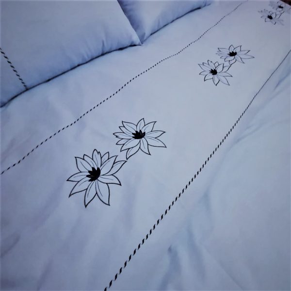 Set Husa pilota brodata 210 x 230 cm si 2 fete de perna, Casa Bucuriei, model Watter Lilly, albastru, bumbac 100%