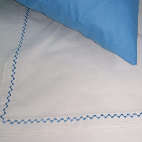 Cearsaf pat Casa Bucuriei 260 cm x 280 cm, bordura decorativa, alb/albastru, bumbac ranforce 100%