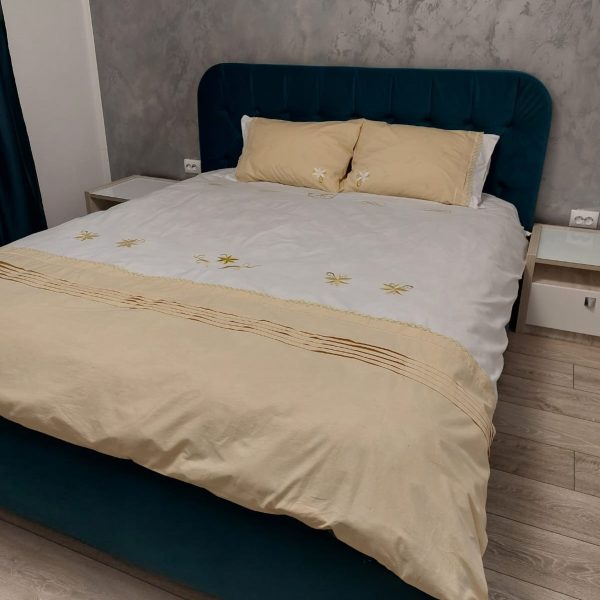 Set Husa pilota brodata 220 x 240 cm si 2 fete de perna, Casa Bucuriei, model Aura, crem/alb, bumbac 100%