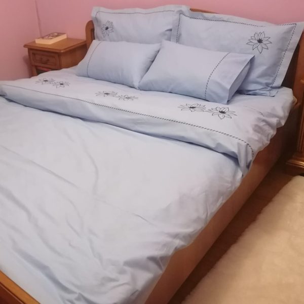 Set Husa pilota brodata 250 x 270 cm si 2 fete de perna, Casa Bucuriei, model Watter Lilly, 3 piese, gri deschis, bumbac organic lux 100%