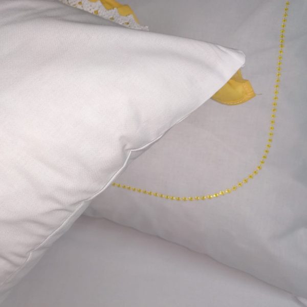 Husa perna Casa Bucuriei, model Clasic Joy, alb/galben, bumbac 100%, 60 cm/60 cm