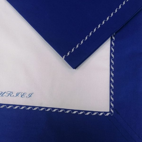 Cearsaf cu elastic pentru saltea 180 x 200 cm, Casa Bucuriei, model Elegance, alb/albastru, bumbac natural 100%, chenar decorativ