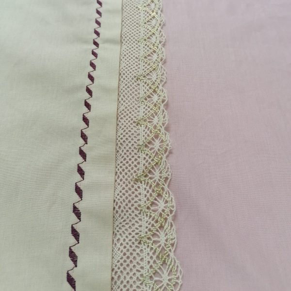 Set Husa pilota brodata 180 x 220 cm si 2 fete de perna, Casa Bucuriei, model Alesia, crem/roz prafuit, bumbac 100%