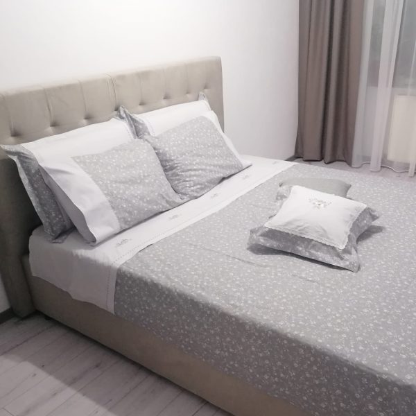 Set Husa pilota brodata, Casa Bucuriei, model Ilinca, 3 piese, gri deschis, bumbac 100%, 260/270 cm