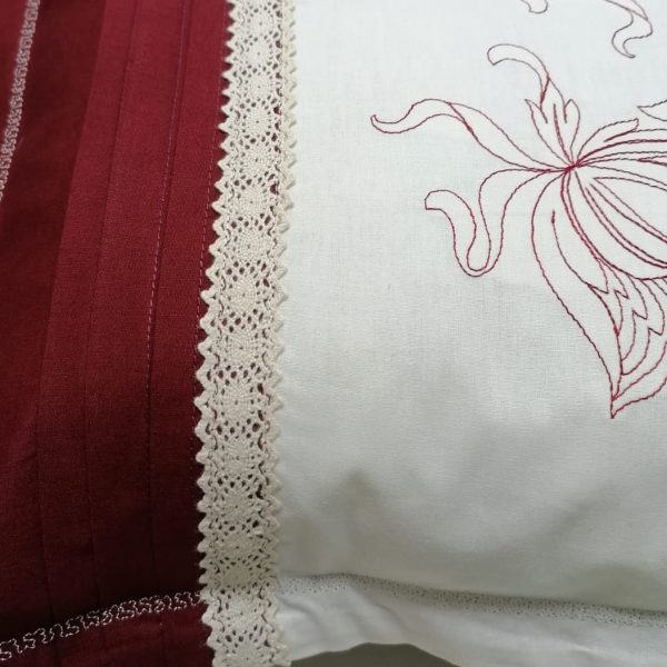 Husa perna decorativa Iris, broderie si dantela, bumbac, bordo/crem, 45/45