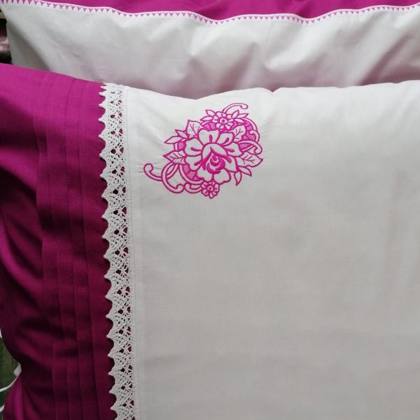 Lenjerie pat Lena broderie, 6 piese, alb/fucsia, bumbac 100% percale, ( 1 x husa pilota 180/220, 1 x cearsaf pat 240/260, 2 x fata perna tip oxford 50/70, 2 x fata perna decorativa 50/70)