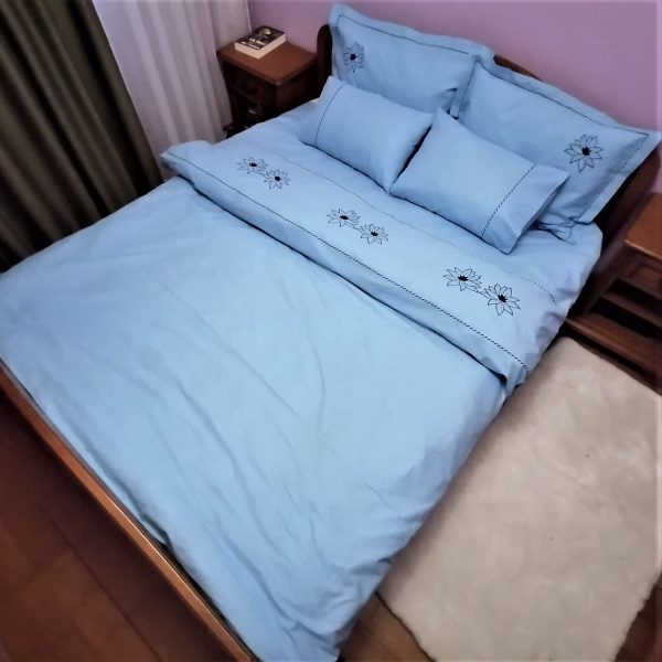 Set Husa pilota brodata 180 x 220 cm si 2 fete de perna, Casa Bucuriei, model Watter Lilly, albastru, bumbac 100%