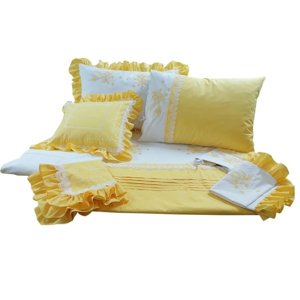 Set Husa pilota brodata 200 x 220 cm si 2 fete de perna, Casa Bucuriei, model Clasic Design, galben/alb, bumbac percale 100%