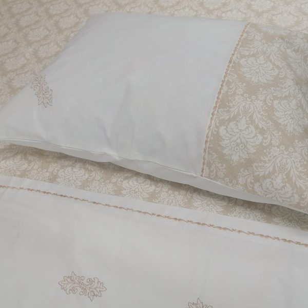 Set Lenjerie pat 280 x 300 cm, Casa Bucuriei, model Baroc, 3 piese, alb/bej, bumbac natural 100%