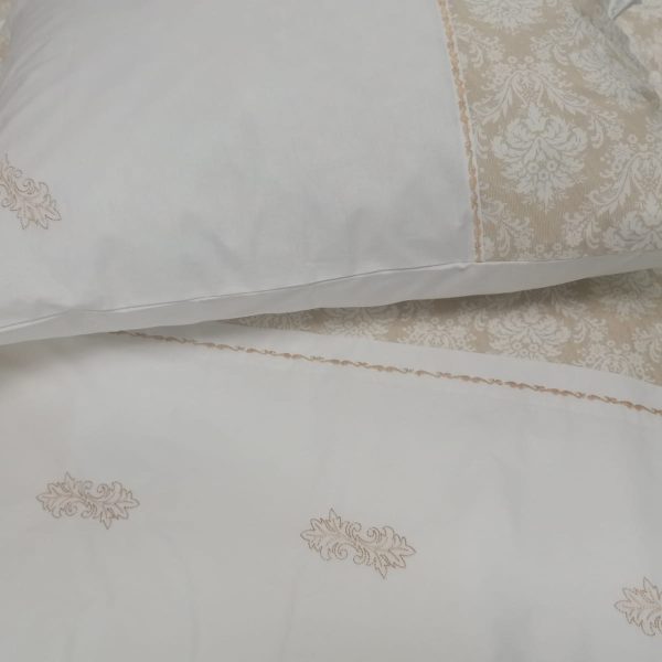 Lenjerie pat Baroc broderie, set 6 piese, alb/crem, bumbac ranforce satinat 100% , 1 x husa pilota 160/200, 1 x cearsaf pat 240/220, 2 x fata perna tip oxford 50/70, 2 x fata perna decorativa 50/70