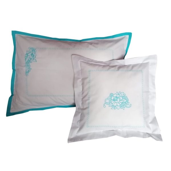 Lenjerie pat o persoana Casa Bucuriei, model Lebada, 5 piese, culoare alb/albastru, bumbac 100%, brodata,150 x 220, 200 x 240