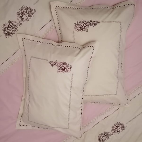 Set Husa pilota brodata 240 x 260 cm si 2 fete de perna, Casa Bucuriei, model Clasic Design, bej/roz mineral, bumbac ranforce 100%